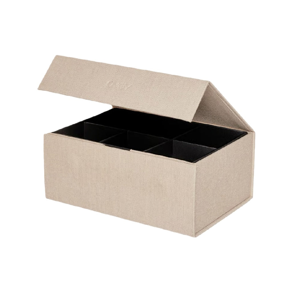 Caja organizadora de tela con tapa abatible y compartimentos, color beige